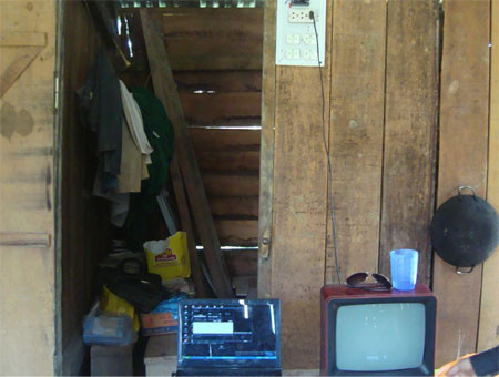 Nhờ có điện, Đạ Mpô được “nối” với thế giới bên ngoài thông qua tivi và máy vi tính.. Nhờ có điện, Đạ Mpô được “nối” với thế giới bên ngoài thông qua tivi và máy vi tính.