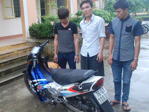 Các đối tượng côn đồ bị công an bắt giữ