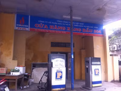 Cửa hàng xăng dầu 304 tại số 174 Hà Huy Tập, Yên Viên, Gia Lâm, Hà Nội treo biển “tạm nghỉ sửa máy”. (Ảnh chụp lúc 11 giờ ngày 22-2). Ảnh: Phong Cầm