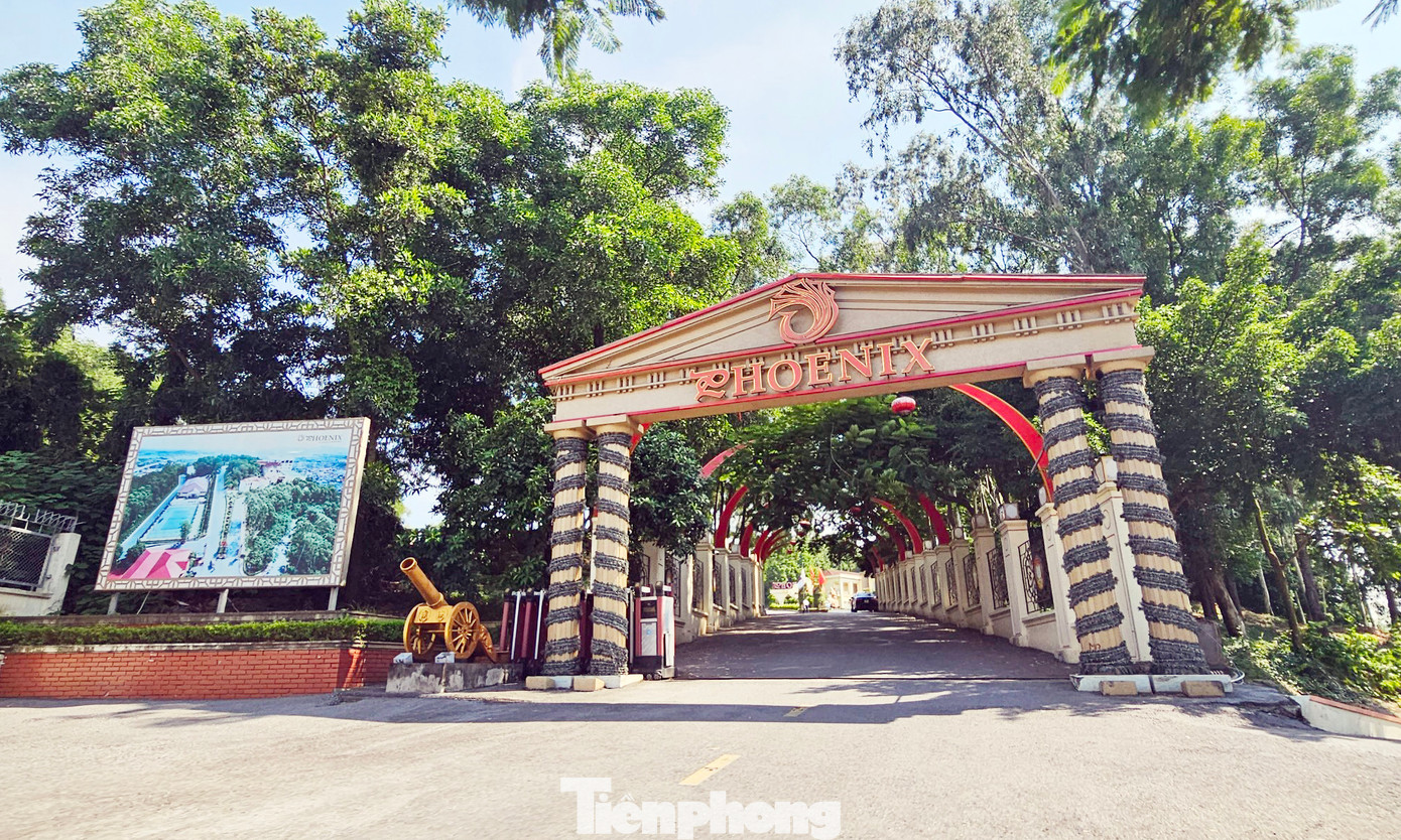 Cổng vào Khu nghỉ dưỡng và giải trí quốc tế Phượng Hoàng trên đồi Pháo Thủ.