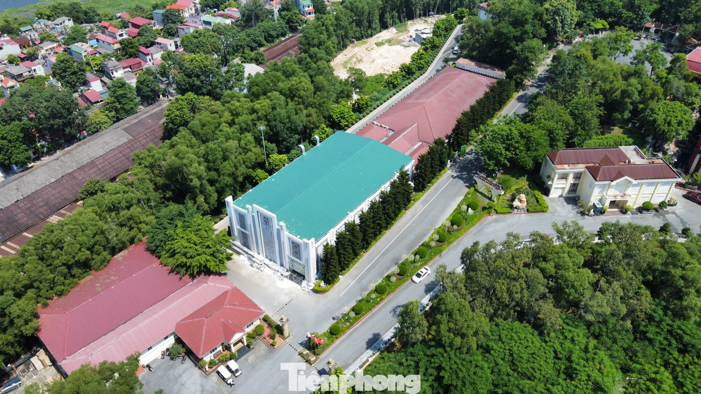 Trao đổi với PV, ông Hạ Thế Long - Chủ tịch UBND phường Đáp Cầu cho rằng, sau khi nhận được phản ánh của nhân dân, phường đã chủ động báo cáo lên cấp trên để kết hợp và xử lý theo quy định. &quot;Tuy nhiên, việc phát hiện, xử lý gặp khó khăn do công trình xây dựng trên đỉnh núi, bị khuất&quot;, ông Long phân trần. Cũng theo ông Long, UBND TP đã có quyết định xử phạt vi phạm hành chính 130 triệu đồng với Công ty Phượng Hoàng, trong đó bắt buộc dừng thi công, không đưa công trình vào sử dụng. Đồng thời, yêu cầu trong 90 ngày chủ đầu tư hoàn thiện hồ sơ, xin giấy phép xây dựng. Hết thời hạn này, chủ đầu tư vẫn chưa xin được giấy phép thì phải tự tháo dỡ công trình vi phạm, nếu không sẽ bị cưỡng chế theo quy định của pháp luật.