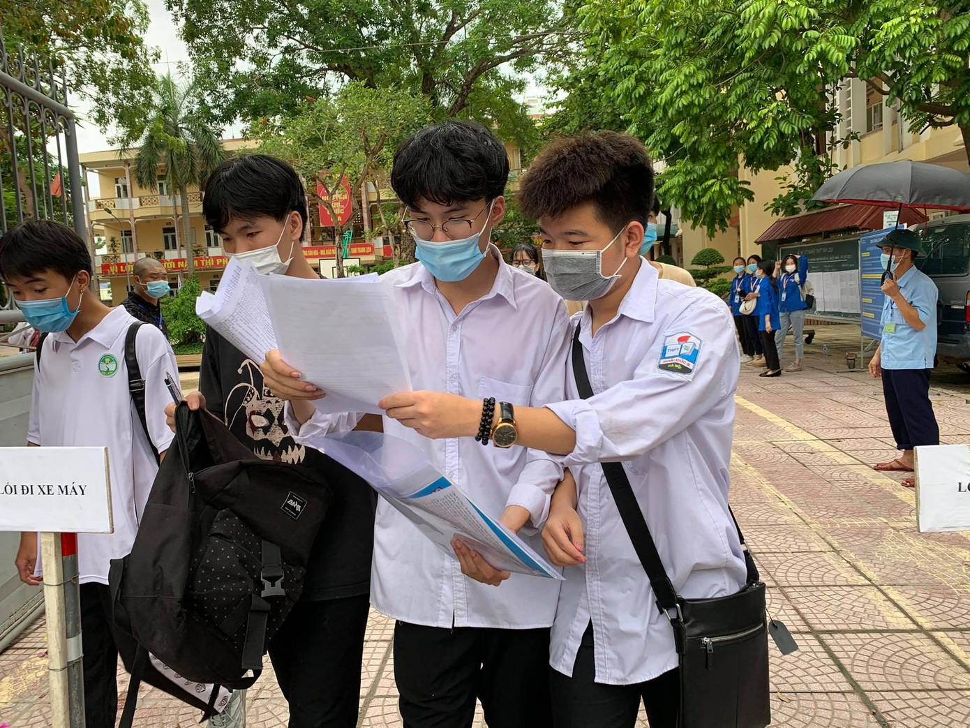 Nhiều thí sinh xem lại các câu trong bài thi môn ngoại ngữ Nhiều thí sinh xem lại các câu trong bài thi môn ngoại ngữ