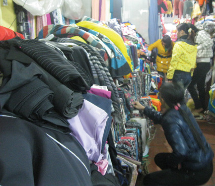 Chợ vải Ninh Hiệp quy tụ hàng loạt “thương hiệu nổi tiếng” từ Ý, Nhật, Hàn Quốc nhưng thực chất đều made in China. Chợ vải Ninh Hiệp quy tụ hàng loạt “thương hiệu nổi tiếng” từ Ý, Nhật, Hàn Quốc nhưng thực chất đều made in China