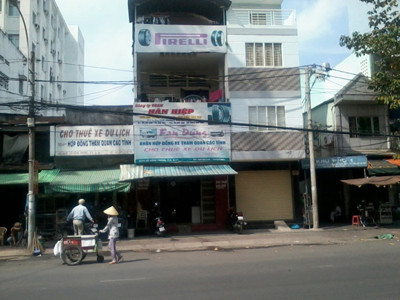 Có thể thuê bất cứ thứ hàng hiệu nào tại những điểm cho thuê này. Ảnh: Gia Huy.