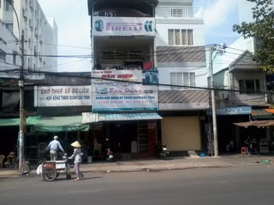 Có thể thuê bất cứ thứ hàng hiệu nào tại những điểm cho thuê này. Ảnh: Gia Huy.