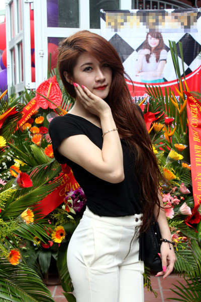 Chiếc mũi cũng thẳng hơi bất thường...