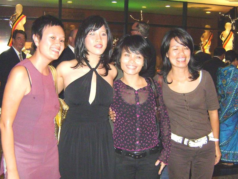 Quỳnh Anh (thứ hai từ trái sang) vui vẻ chụp ảnh với người hâm mộ