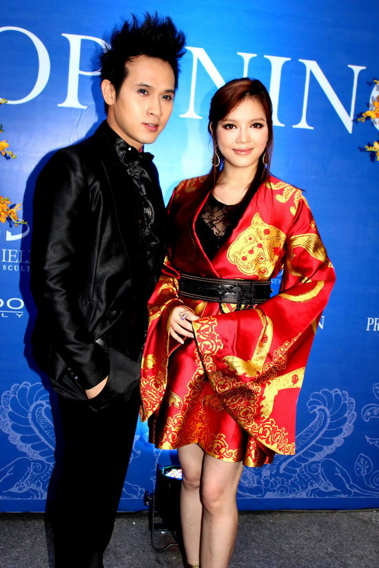 Tạo dáng với khách mời - ca sĩ Nguyên Vũ