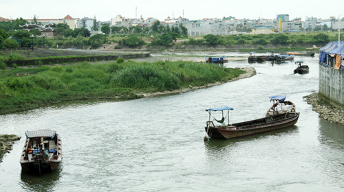 Con sông biên giới Bắc Luân, nơi nhiều cô gái bị lừa bán sang Trung Quốc. Ảnh: Tuổi trẻ Con sông biên giới Bắc Luân, nơi nhiều cô gái bị lừa bán sang Trung Quốc