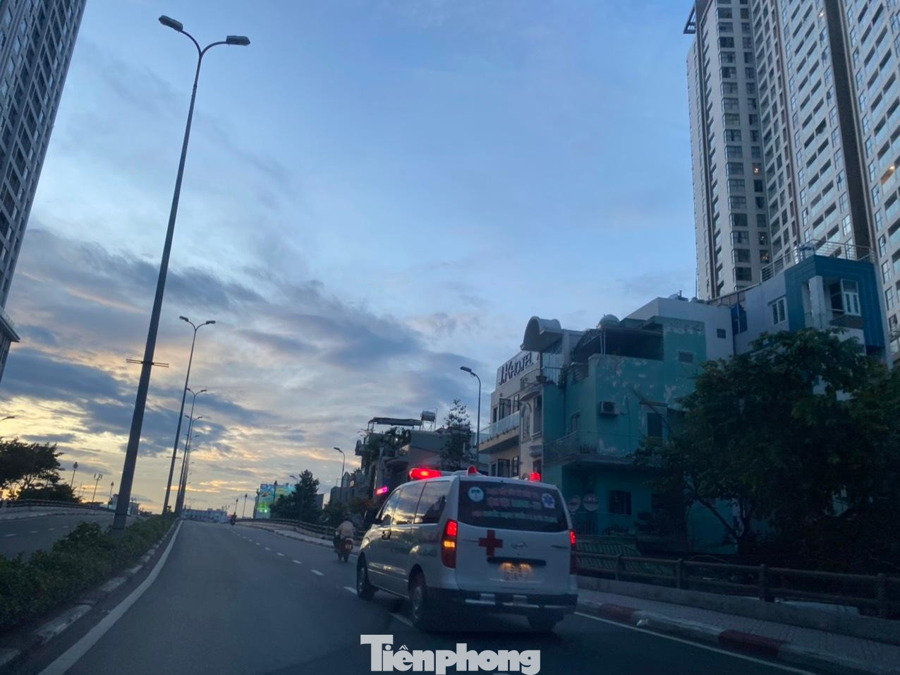 Hầu như, trên đường chỉ có xe cấp cứu vận chuyển bệnh nhân.