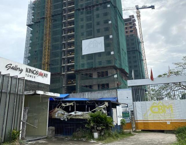 Hiện nay, hầu hết vướng mắc liên quan đến vấn đề pháp lý hoặc thủ tục đầu tư xây dựng, đã tồn tại nhiều năm, nhưng chưa được chính quyền gỡ vướng. Hiện nay, hầu hết vướng mắc liên quan đến vấn đề pháp lý hoặc thủ tục đầu tư xây dựng, đã tồn tại nhiều năm, nhưng chưa được chính quyền gỡ vướng.