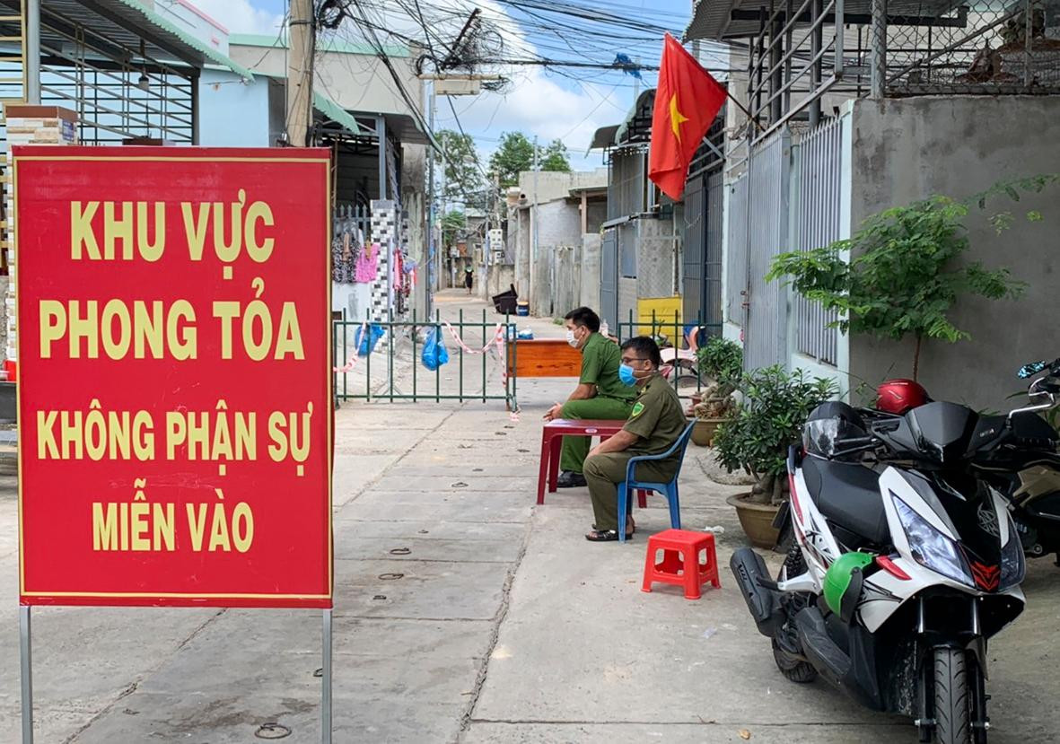 Lực lượng chức năng phong tỏa khu vực gia đình anh T., ca bệnh COVID-19 tại ấp Phước Tân, xã Phước Tỉnh. Ảnh: Đinh Hùng (Báo Bà Rịa-Vũng Tàu). Lực lượng chức năng phong tỏa khu vực gia đình anh T., ca bệnh COVID-19 tại ấp Phước Tân, xã Phước Tỉnh. Ảnh: Đinh Hùng (Báo Bà Rịa-Vũng Tàu).