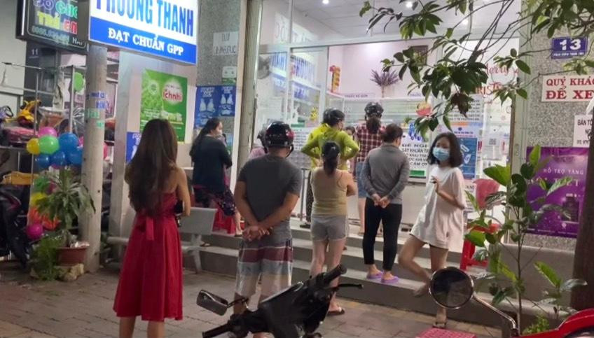 Không chỉ trữ lương thực, thực phẩm, người dân Bà Rịa-Vũng Tàu còn xếp hàng mua thuốc Tây. Ảnh: Thanh Phong.