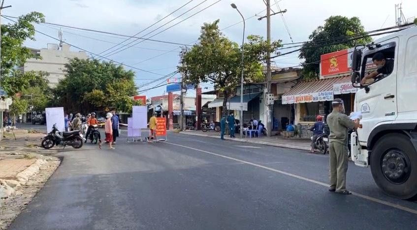 Xe tải chở hàng hóa được phép lưu thông.