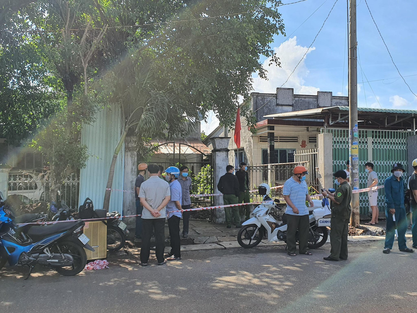 Bên ngoài căn nhà cấp 4, nơi hai mẹ con cô giáo L.T.T. (49 tuổi, ngụ xã Nghĩa Thành, huyện Châu Đức, tỉnh Bà Rịa-Vũng Tàu) tử vong tại nhà riêng.