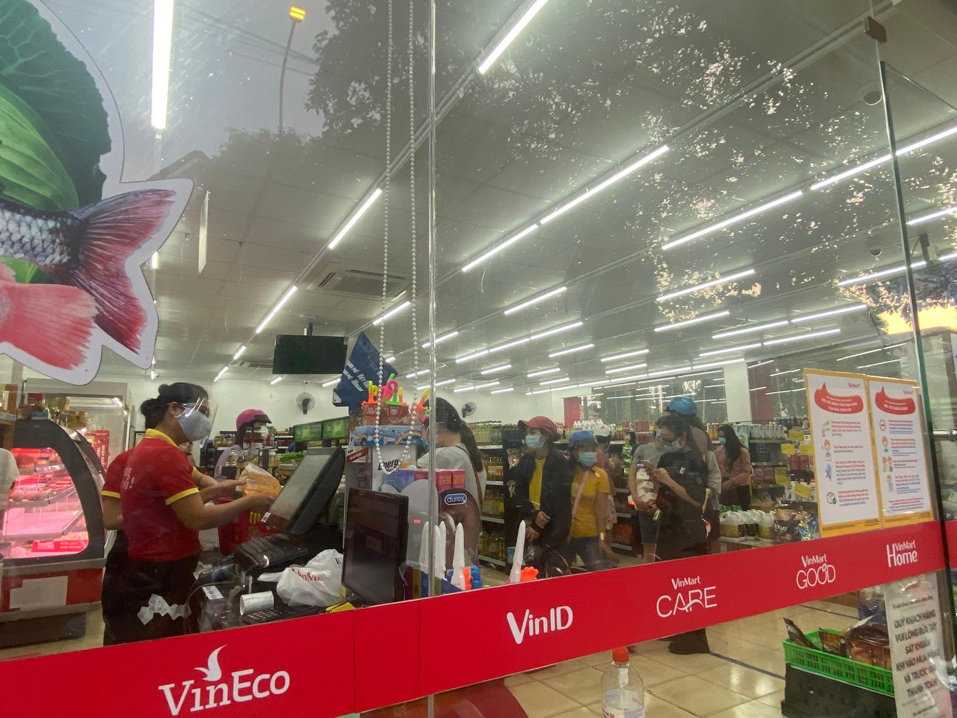 Trong siêu thị, người xếp hàng tính tiền gần 1h. Ảnh: Thanh Phong.