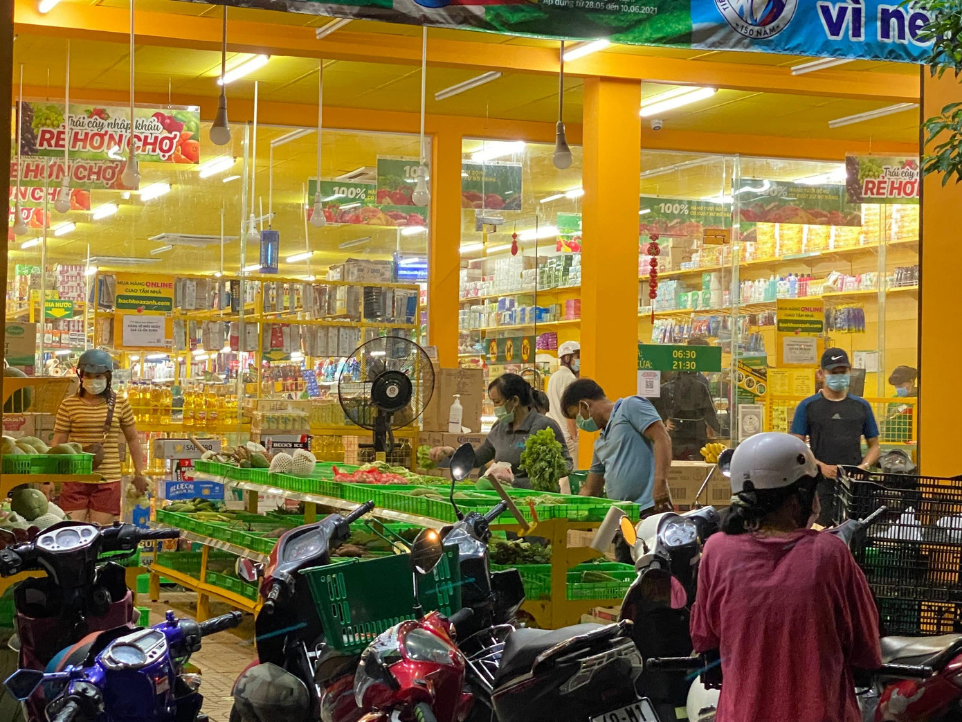 Người dân &quot;càn quét&quot; hàng rau củ trong siêu thị. Ảnh: Thanh Phong.