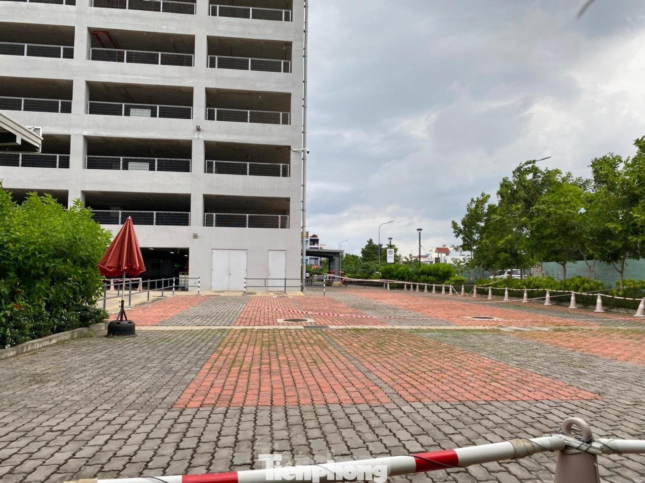 Siêu thị Aeon Mall Tân Phú Celadon nằm sát bên chợ Sơn Kỳ. Từ 2 ca nhiễm ban đầu là tiểu thương chợ Sơn Kỳ, đến nay chuỗi lây nhiễm tại chợ này đã lên tới 64 ca. Lực lượng chức năng đã phong tỏa mở rộng khu vực chợ Sơn Kỳ (Tân Phú - TPHCM) gồm 250 hộ và gần 1.000 nhân khẩu, tổ chức phun khử khuẩn khu chợ Sơn Kỳ.