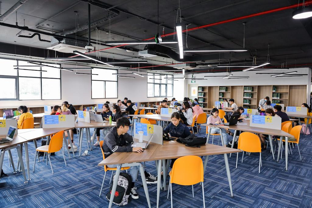 Trường đại học sẻ chia gánh nặng học phí với sinh viên trong mùa dịch COVID-19. Trường đại học sẻ chia gánh nặng học phí với sinh viên trong mùa dịch COVID-19.