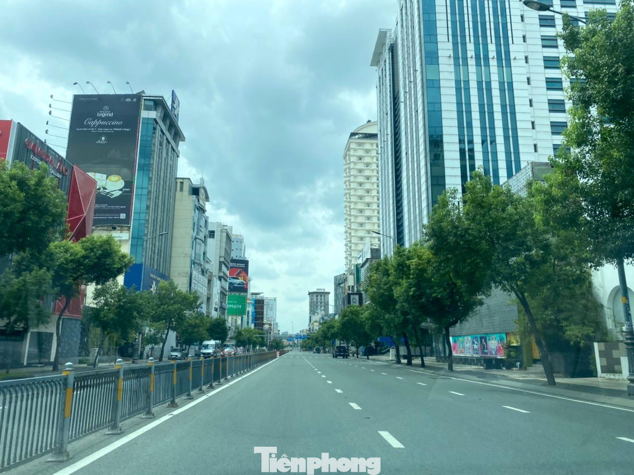 Đợt bùng phát dịch COVID-19 lần thứ 4 diễn ra nghiêm trọng chưa từng có trong lịch sử đang nhấn chìm ngành y tế TPHCM trong cơn khủng hoảng cả về nhân lực và trang thiết bị. Đợt bùng phát dịch COVID-19 lần thứ 4 diễn ra nghiêm trọng chưa từng có trong lịch sử đang nhấn chìm ngành y tế TPHCM trong cơn khủng hoảng cả về nhân lực và trang thiết bị.