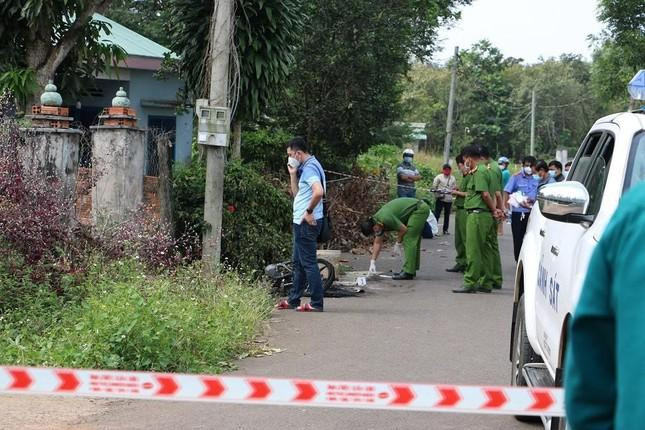 Hiện trường nơi xảy ra vụ việc, công an tổ chức khám nghiệm. Ảnh: Vietnamnet. Hiện trường nơi xảy ra vụ việc, công an tổ chức khám nghiệm. Ảnh: Vietnamnet.