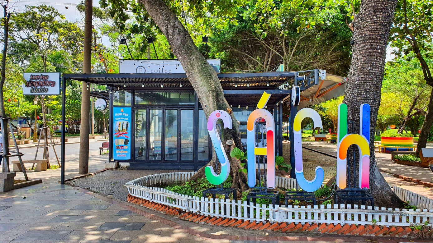 Công viên vắng vẻ. Ảnh: Nguyễn Nam.