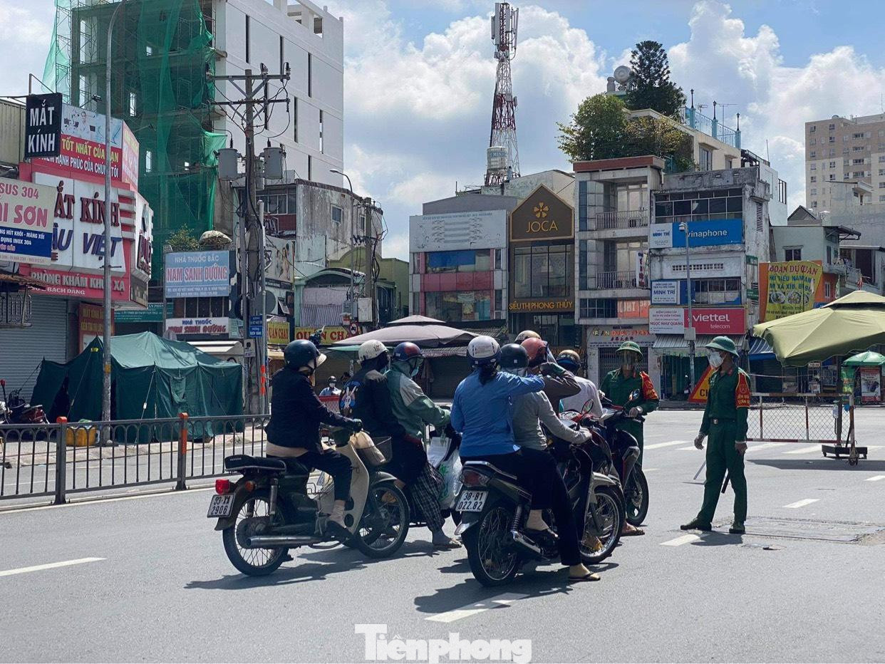Do đó, những trường hợp ra đường không có lý do đều bị buộc quay đầu. Do đó, những trường hợp ra đường không có lý do đều bị buộc quay đầu.