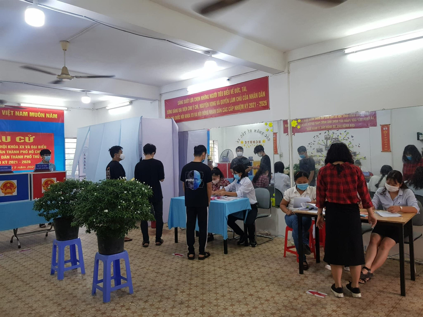 Sinh viên ở KTX trường ĐH Sư phạm Kỹ thuật TP. HCM đi bầu cử.