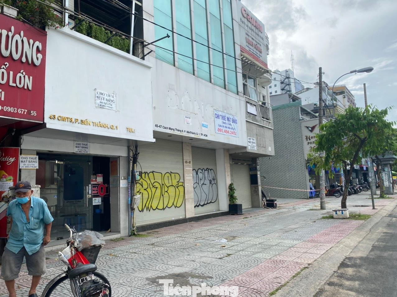 Cách Mạng Tháng Tám là một trong những trục đường chính của Sài Gòn, lưu lượng xe cộ đông đúc nhưng hoạt động kinh doanh chưa trở lại bình thường.