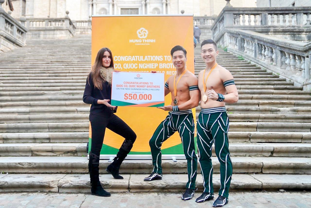 Nghệ sĩ xiếc Quốc Cơ-Quốc Nghiệp nhận lời chúc mừng và phần thưởng nóng từ đại diện Tập đoàn Hưng Thịnh.