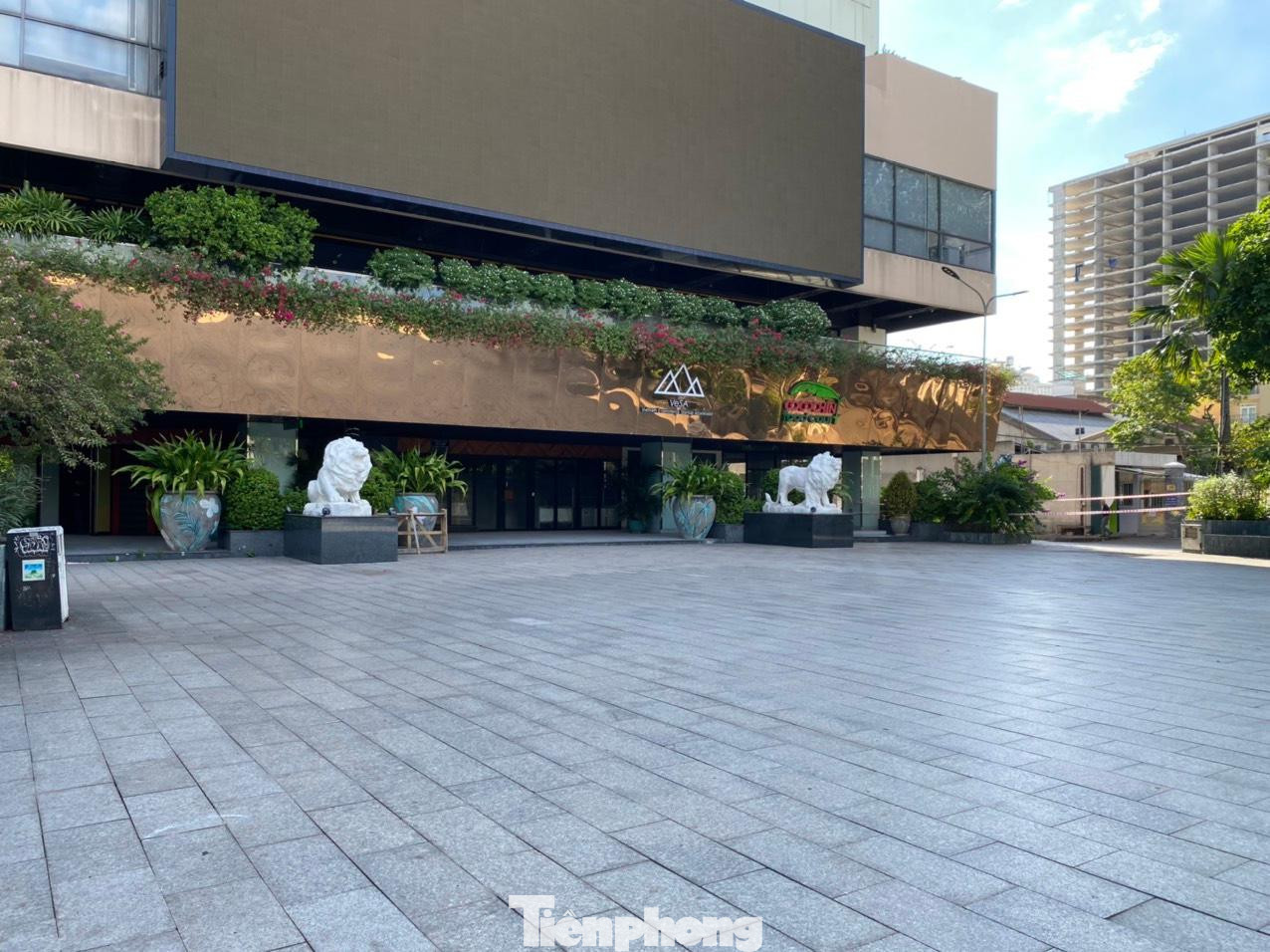 Tuy nhiên, 27 năm qua, Thuận Kiều Plaza bị bỏ không.