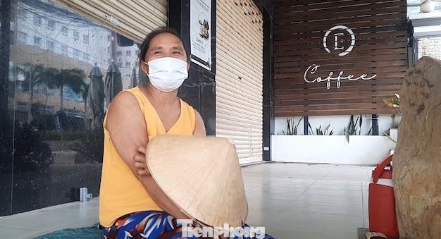 Ngồi dưới tán cây trên đường Cao Lỗ (phường 4, quận 8) để trốn cái nóng hầm hập trong phòng trọ, bà Bùi Thị Nhơn (54 tuổi, quê Quảng Ngãi) nói, ra đường thì sợ bị phạt nhưng ở trong phòng trọ nóng quá chịu không nổi. Ngày nào cũng vậy, cứ sắp trưa là bà Nhơn cũng ra ngồi dưới bóng cây này để tránh nóng. “Tôi đăng ký xin về Quảng Ngãi tránh dịch nhưng mà không được nên đành ở lại. Tuần trước có người cho gạo và trứng gà nên cứ nấu cơm, luộc quả trứng dầm với nước tương ăn qua bữa. Lúc chưa có dịch tôi đi nhặt ve chai còn có đồng ra đồng vào sống qua ngày, chứ cứ như mấy tuần ni thì lấy gì mà sống. Không biết chừng nào hết dịch”, bà Nhơn lo lắng. Ngồi dưới tán cây trên đường Cao Lỗ (phường 4, quận 8) để trốn cái nóng hầm hập trong phòng trọ, bà Bùi Thị Nhơn (54 tuổi, quê Quảng Ngãi) nói, ra đường thì sợ bị phạt nhưng ở trong phòng trọ nóng quá chịu không nổi. Ngày nào cũng vậy, cứ sắp trưa là bà Nhơn cũng ra ngồi dưới bóng cây này để tránh nóng. “Tôi đăng ký xin về Quảng Ngãi tránh dịch nhưng mà không được nên đành ở lại. Tuần trước có người cho gạo và trứng gà nên cứ nấu cơm, luộc quả trứng dầm với nước tương ăn qua bữa. Lúc chưa có dịch tôi đi nhặt ve chai còn có đồng ra đồng vào sống qua ngày, chứ cứ như mấy tuần ni thì lấy gì mà sống. Không biết chừng nào hết dịch”, bà Nhơn lo lắng.