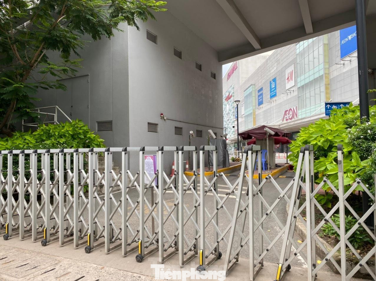Gần chục lối ra vào siêu thị đều được kéo rào.