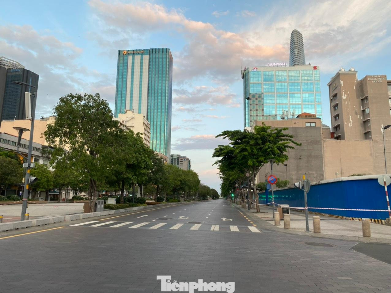 Phố đi bộ Nguyễn Huệ, quận 1 không có ai.