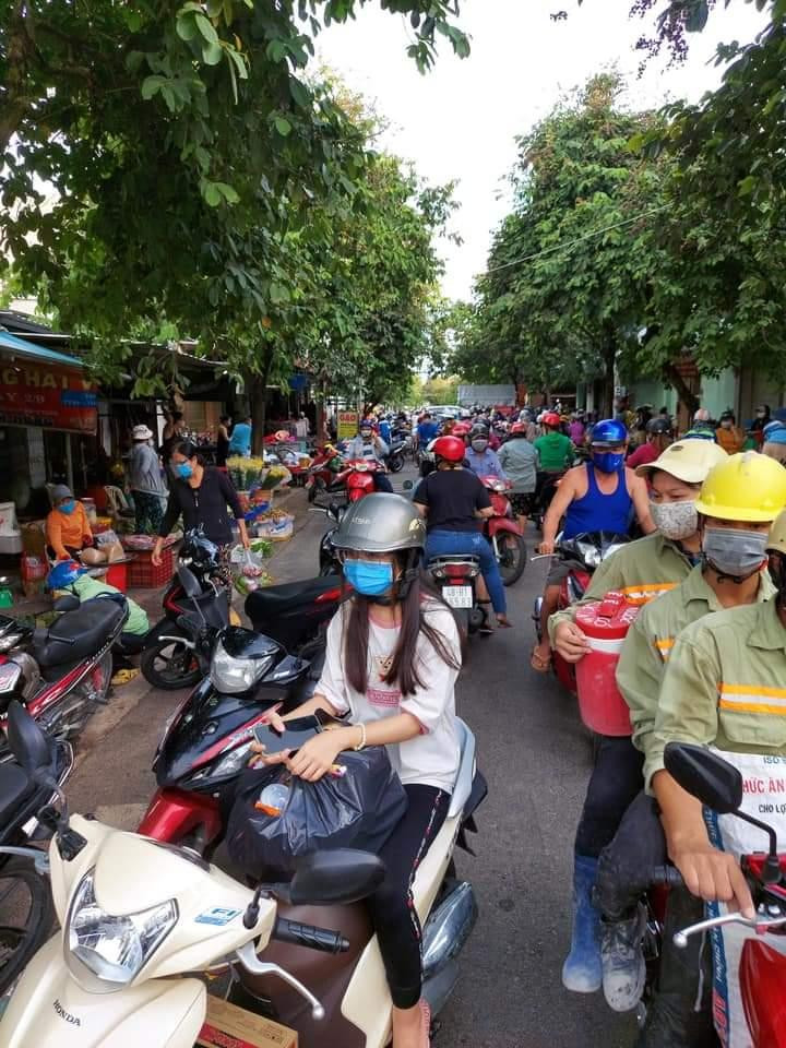 Chợ truyền thống đông nghẹt người. Ảnh: Thanh Phong.