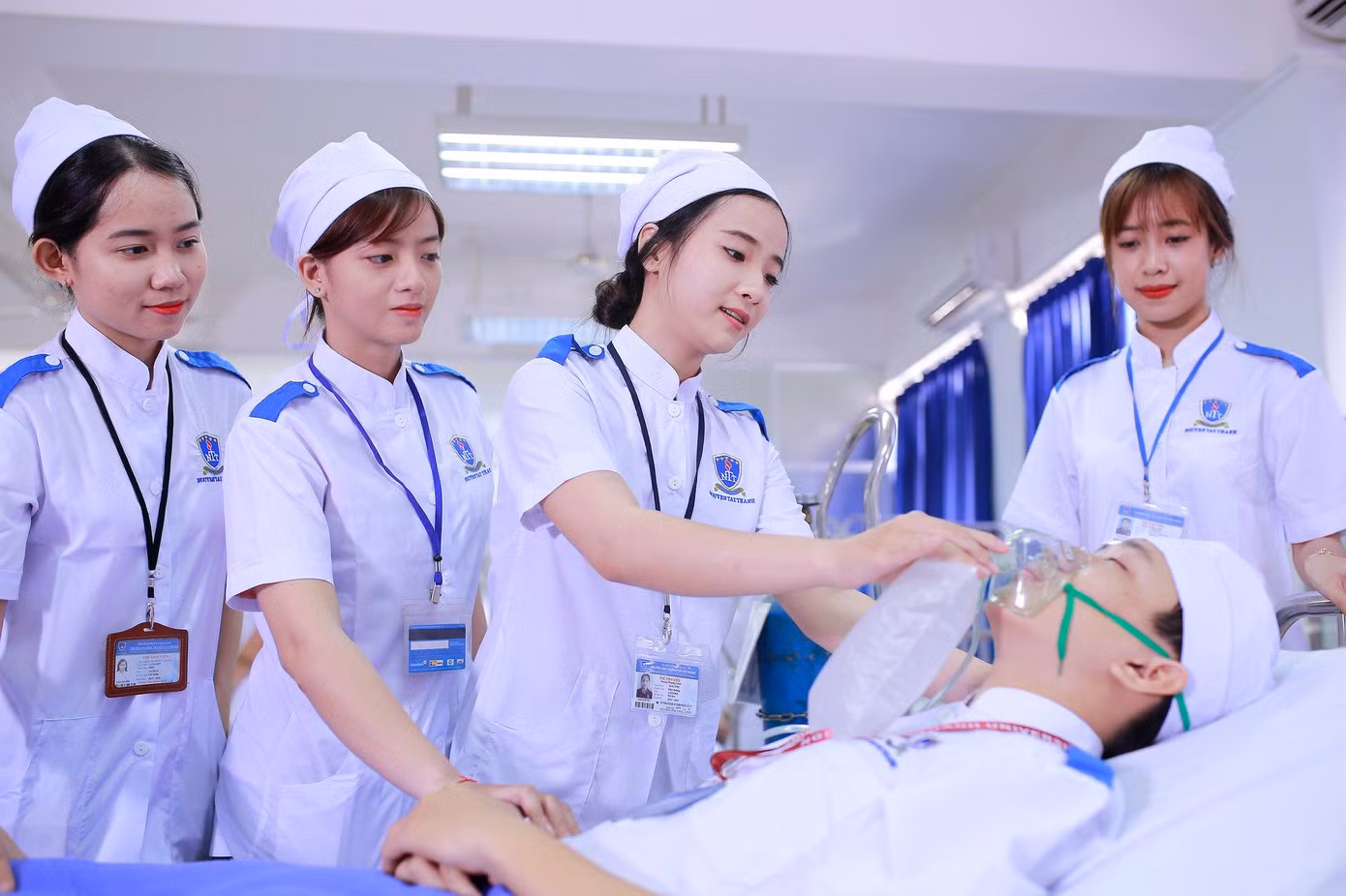 Sinh viên tham gia chống dịch COVID-19 tại bệnh viện.