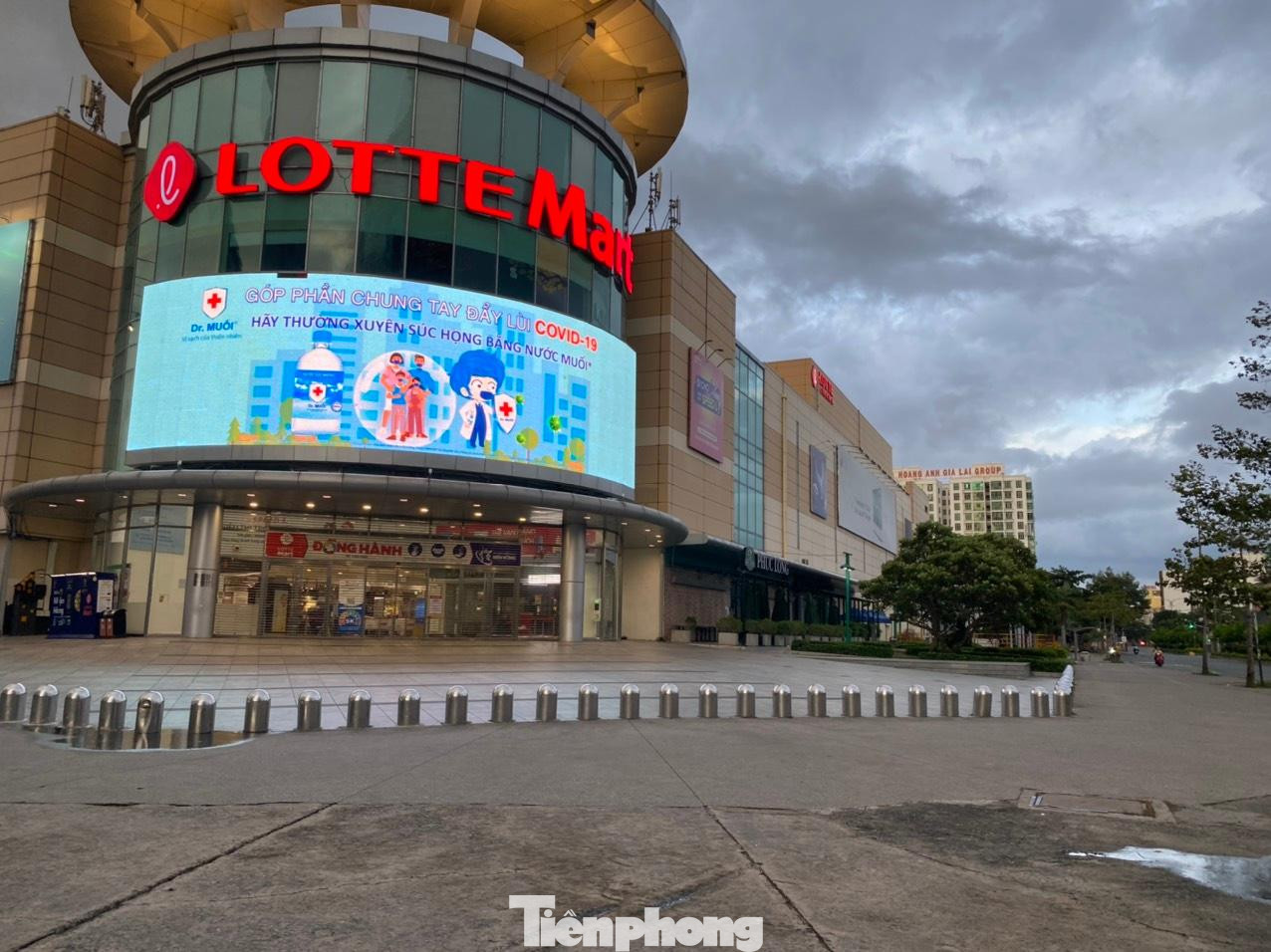 Bước qua mốc 18h, hàng loạt siêu thị cũng đóng cửa.