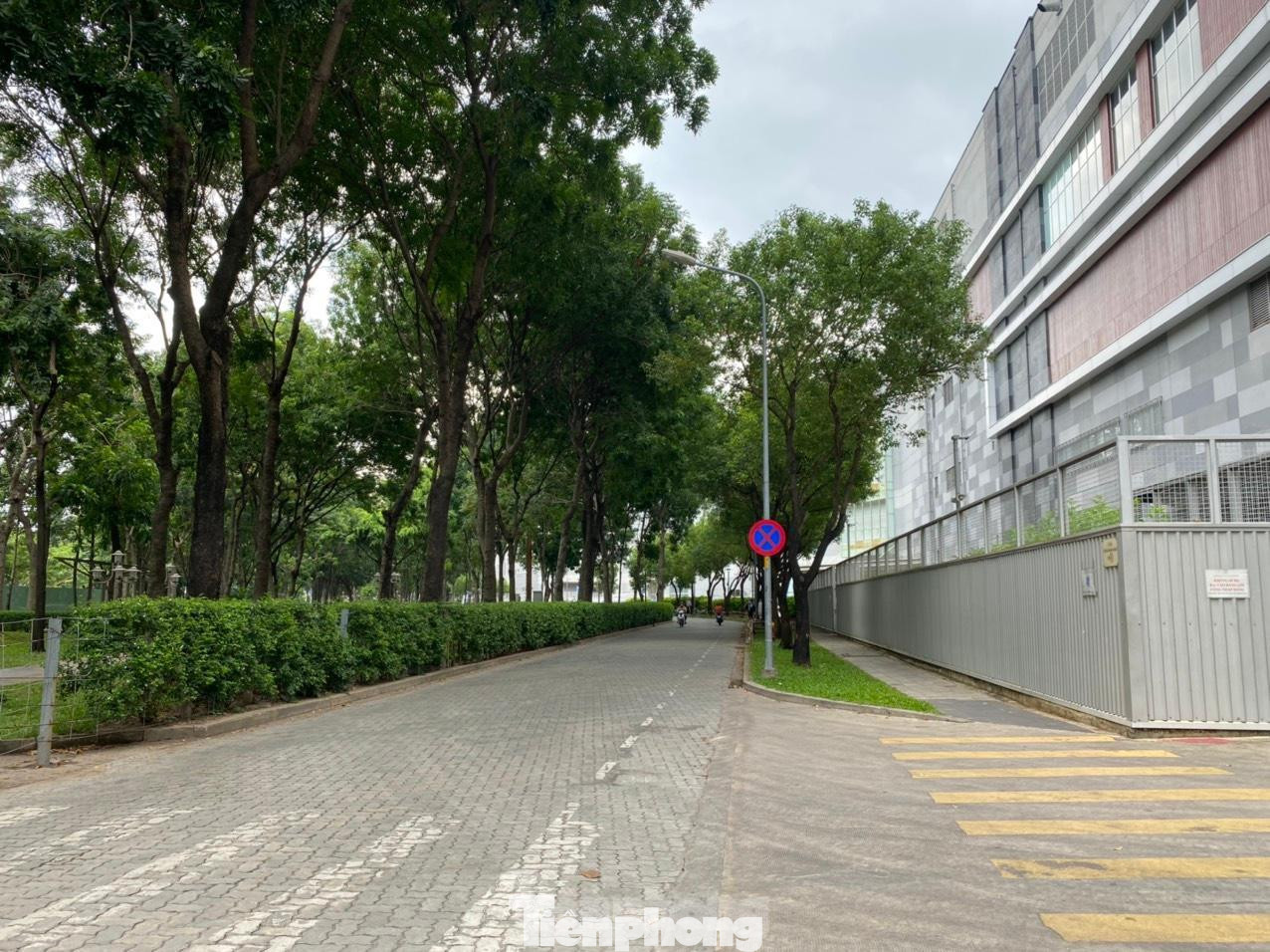 Hằng ngày, con đường phía sau siêu thị Aeon Mall Tân Phú Celadon có hàng chục xe tải xếp hàng để giao hàng thì hôm nay không có chiếc nào.