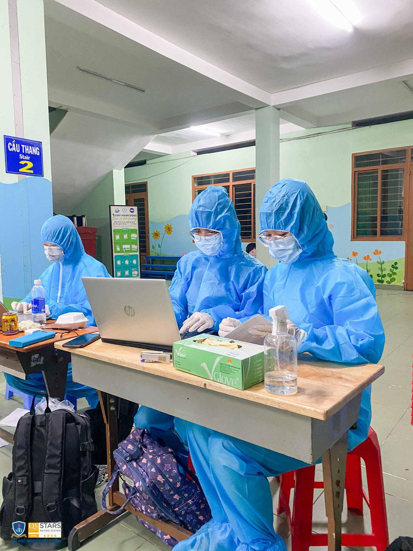 Sinh viên ngành Sức khỏe hăng hái vào tâm dịch để chống COVID-19.