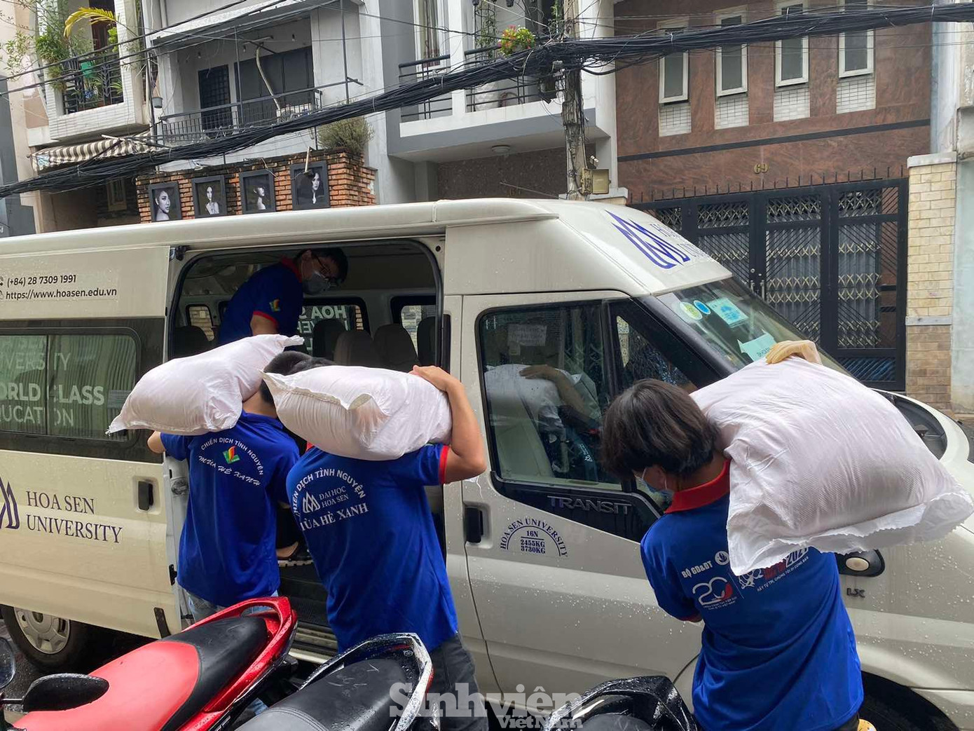 Tại trường ĐH Hoa Sen, với sự ủng hộ từ CB-GV-NV và đối tác, 250 phần qùa gồm nhu yếu phẩm như mì tôm, rau củ, gạo… trị giá hơn 75 triệu đồng nhanh chóng được chuyển đến sinh viên HSU đang kẹt tại thành phố không thể về quê tránh dịch.