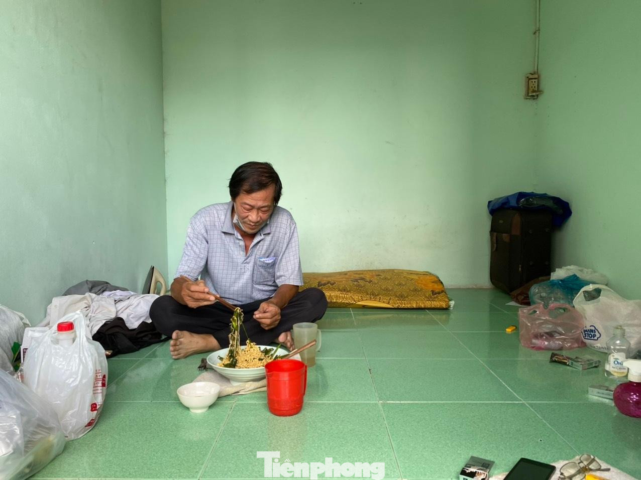 Ông Thiệu Kiến Đồ trước đây là tài xế xe du lịch nhưng dịch COVID-19 ập đến, ông thất nghiệp rồi mang chiếc xe máy cà tàng ra đầu hẻm chạy xe ôm, ngày được ngày mất nhưng cũng có đồng ra đồng vào. Rồi Sài Gòn trải qua 3-4 đợt giãn cách, người lao động nghèo như ông Đồ đang thắt ruột lo sắp cuối tháng phải đóng tiền nhà, hũ gạo trơ đáy không biết sống bằng gì trong 30 ngày tới. Ông Đồ nói, dịch bệnh không ai kêu than hay phản đối. Ai cũng hiểu, khó khăn này là phải chịu đựng, vì an toàn và lợi ích cộng đồng. Ông Thiệu Kiến Đồ trước đây là tài xế xe du lịch nhưng dịch COVID-19 ập đến, ông thất nghiệp rồi mang chiếc xe máy cà tàng ra đầu hẻm chạy xe ôm, ngày được ngày mất nhưng cũng có đồng ra đồng vào. Rồi Sài Gòn trải qua 3-4 đợt giãn cách, người lao động nghèo như ông Đồ đang thắt ruột lo sắp cuối tháng phải đóng tiền nhà, hũ gạo trơ đáy không biết sống bằng gì trong 30 ngày tới. Ông Đồ nói, dịch bệnh không ai kêu than hay phản đối. Ai cũng hiểu, khó khăn này là phải chịu đựng, vì an toàn và lợi ích cộng đồng.