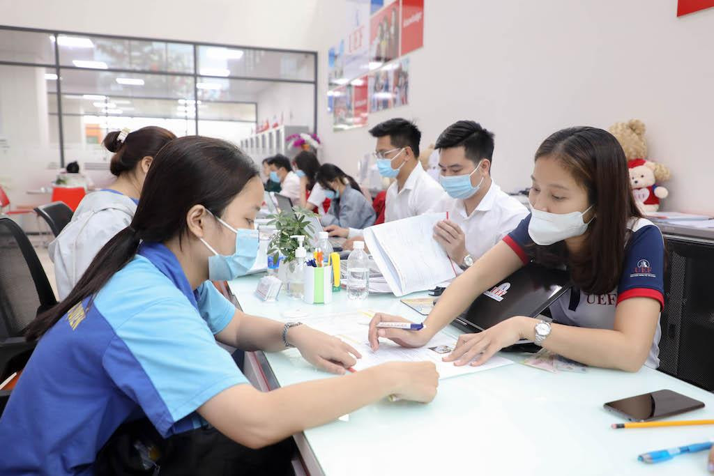 Thí sinh nộp hồ sơ xét tuyển học bạ tại UEF.