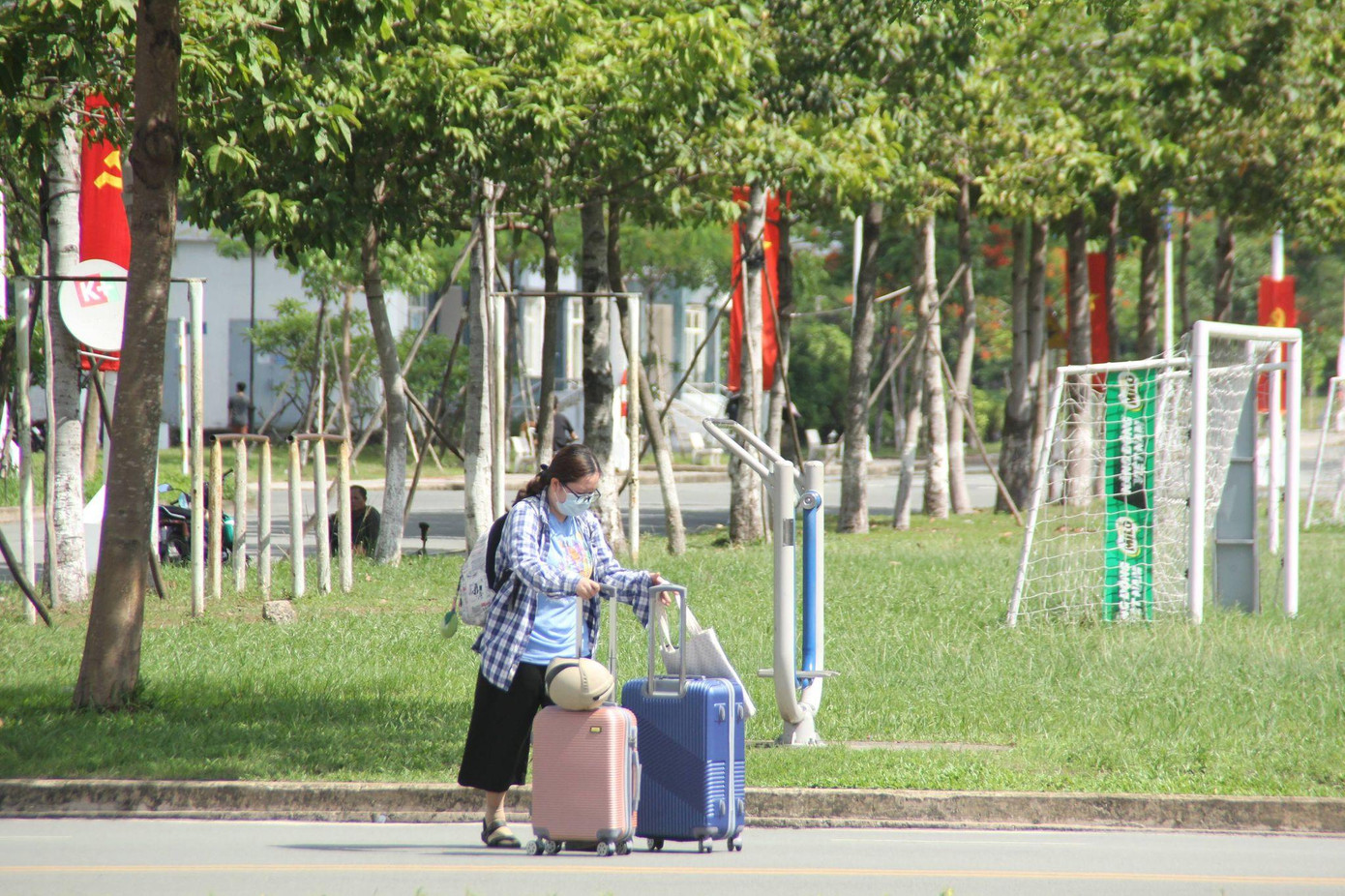 Trước đó, bà Phùng Lan Hương, Phó Giám đốc Trung tâm Quản lý KTX ĐHQG TP. HCM đã ký thông báo đề nghị tất cả sinh viên rời khởi KTX để đảm bảo công tác phòng chống dịch bệnh, chuẩn bị cho các tình huống khẩn cấp thành phố trưng dụng KTX ĐHQG TP. HCM thành khu cách ly tập trung. Trước đó, bà Phùng Lan Hương, Phó Giám đốc Trung tâm Quản lý KTX ĐHQG TP. HCM đã ký thông báo đề nghị tất cả sinh viên rời khởi KTX để đảm bảo công tác phòng chống dịch bệnh, chuẩn bị cho các tình huống khẩn cấp thành phố trưng dụng KTX ĐHQG TP. HCM thành khu cách ly tập trung.