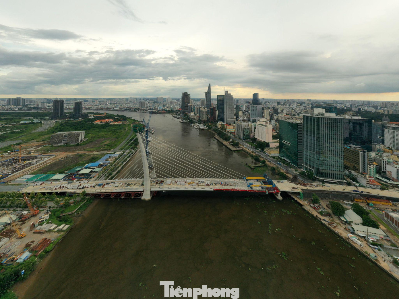 Dự án thực hiện theo hình thức BT (xây dựng - chuyển giao), động thổ năm 2015. Ban đầu, thành phố dự kiến cầu hoàn thành năm 2018, song gặp nhiều vướng mắc nên lỗi hẹn.