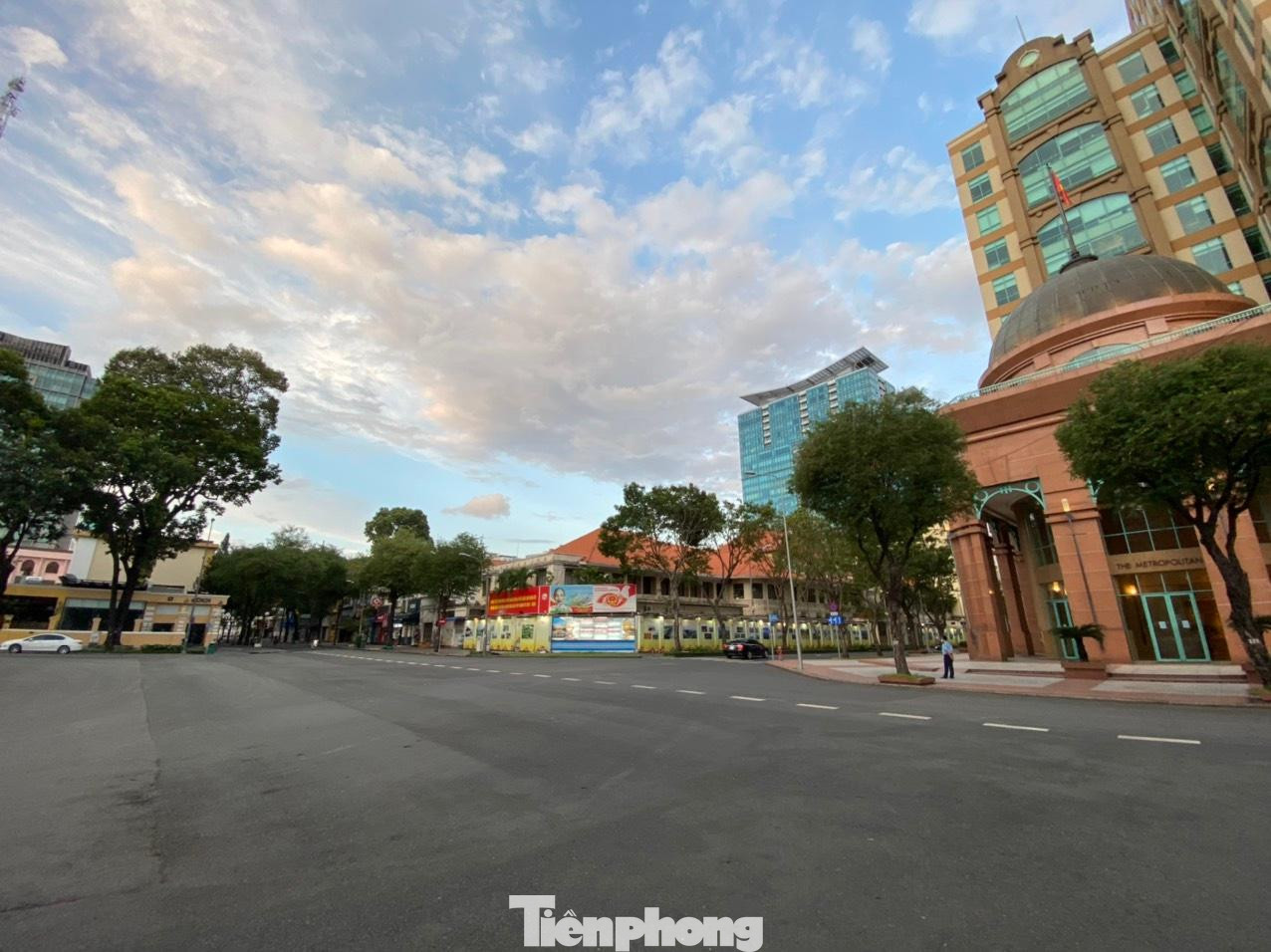 Thỉnh thoảng mới có 1 xe ô tô hoặc xe máy chạy trên đường.