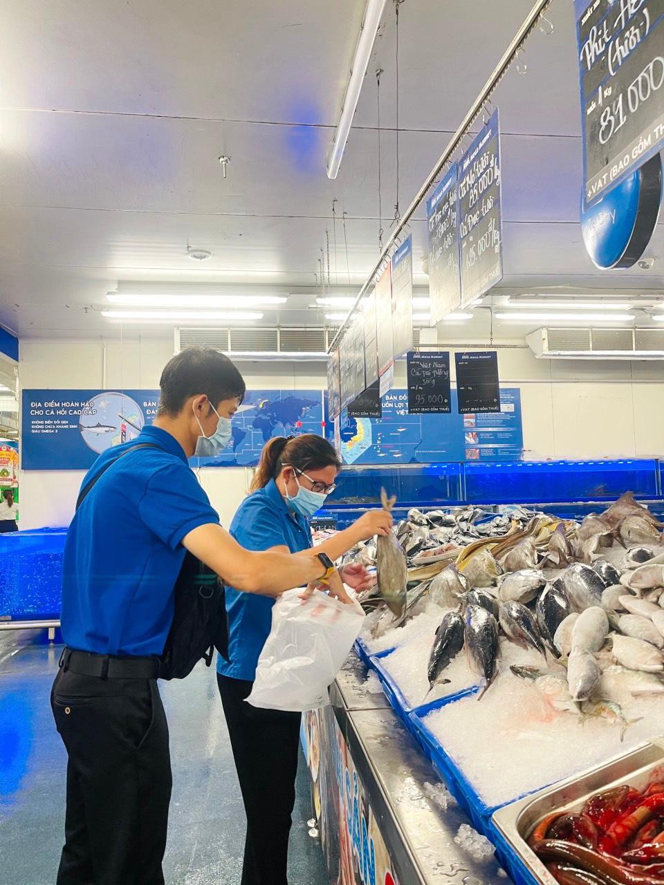 Ngày 18/7, Đoàn Thanh niên các phường, xã ở TP.Vũng Tàu, tỉnh Bà Rịa-Vũng Tàu bắt đầu thực hiện đi chợ giúp người dân với phí ship 0 đồng. Hiện tại, TP.Vũng Tàu đang giãn cách theo Chỉ thị 16 nên bà con hạn chế ra ngoài. Ngày 18/7, Đoàn Thanh niên các phường, xã ở TP.Vũng Tàu, tỉnh Bà Rịa-Vũng Tàu bắt đầu thực hiện đi chợ giúp người dân với phí ship 0 đồng. Hiện tại, TP.Vũng Tàu đang giãn cách theo Chỉ thị 16 nên bà con hạn chế ra ngoài.