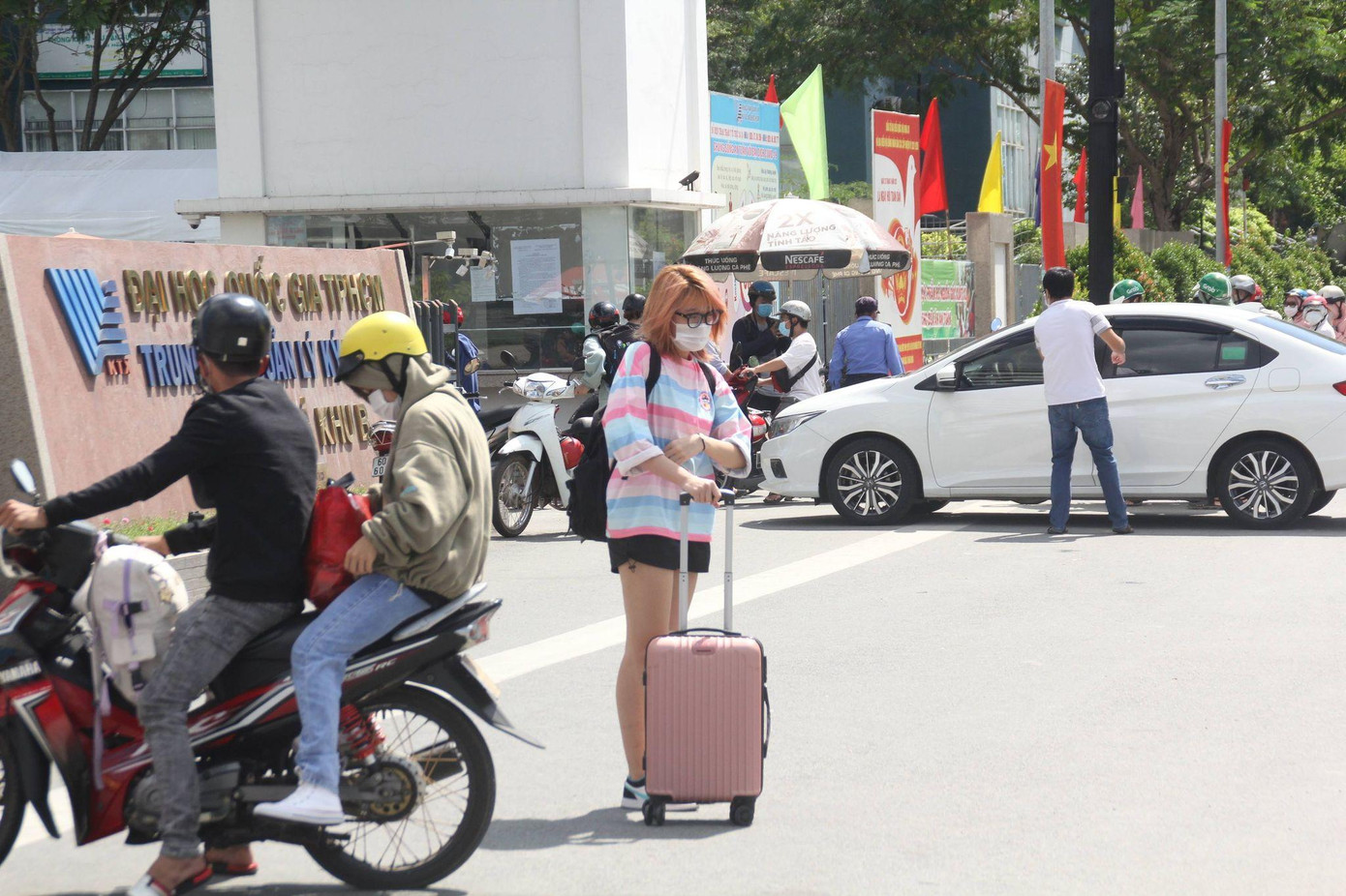 Sinh viên rời khỏi KTX yêu cầu thực hiện đăng ký thời gian rời KTX với trưởng nhà/hành chính cụm nhà. Không để lại phòng những tài sản có giá trị, các đồ dùng còn lại sinh viên sắp xếp gọn gàng, đóng thùng hoặc đóng gói để đảm bảo tránh hư hỏng, ghi tên lên từng thùng. Sinh viên rời khỏi KTX yêu cầu thực hiện đăng ký thời gian rời KTX với trưởng nhà/hành chính cụm nhà. Không để lại phòng những tài sản có giá trị, các đồ dùng còn lại sinh viên sắp xếp gọn gàng, đóng thùng hoặc đóng gói để đảm bảo tránh hư hỏng, ghi tên lên từng thùng.