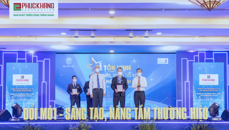 Ông Nguyễn Kiên Cường (ở giữa) đại diện Phuc Khang Corporation nhận danh hiệu “Sản phẩm, Dịch vụ tiêu biểu TP. Hồ Chí Minh năm 2021”. Ông Nguyễn Kiên Cường (ở giữa) đại diện Phuc Khang Corporation nhận danh hiệu “Sản phẩm, Dịch vụ tiêu biểu TP. Hồ Chí Minh năm 2021”.