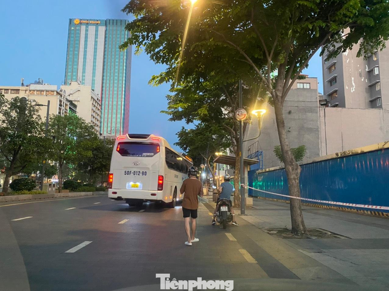 Một số bạn trẻ vẫn ra đường quay phim lưu lại khoảnh khắc này.