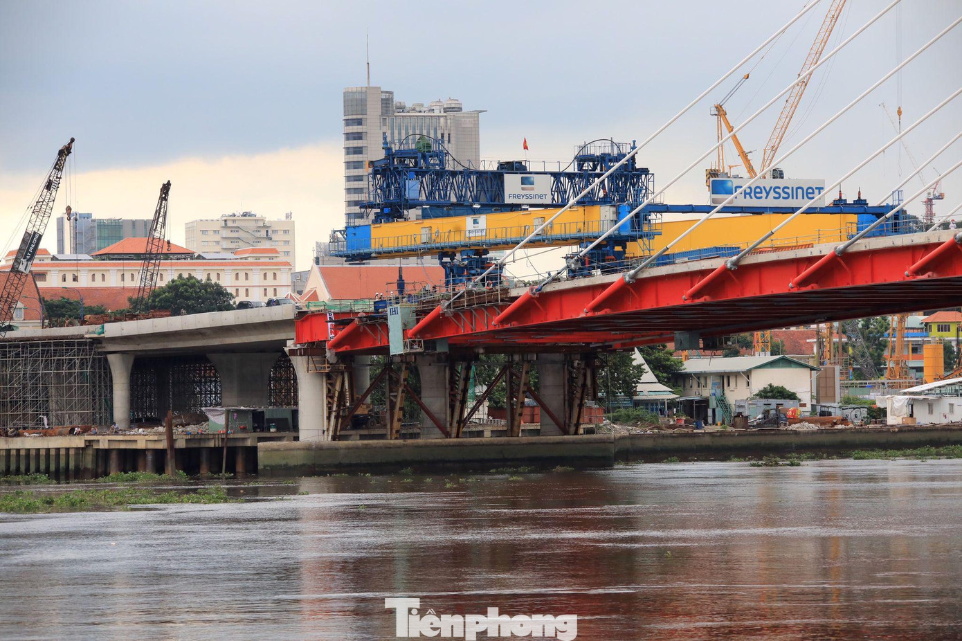 Ngoài ra, kết cấu dầm thép, trụ tháp cần huy động rất nhiều công nhân để tổ chức, do đó việc đảm bảo tiến độ thi công trong thời gian tới là một thách thức lớn cho nhà đầu tư cũng như các đơn vị thi công.